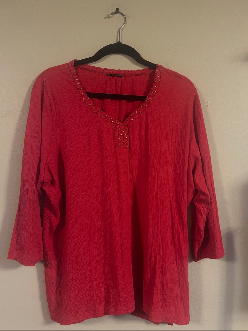 coral/redish textured V-Neck Top with Faux Wood Beads -Fits Large